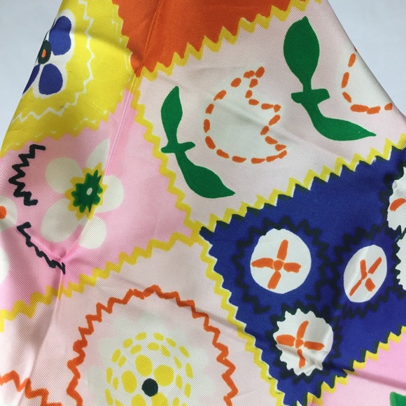 True vintage women’s 70s head scarf. Bright floral - Picture 4 of 5